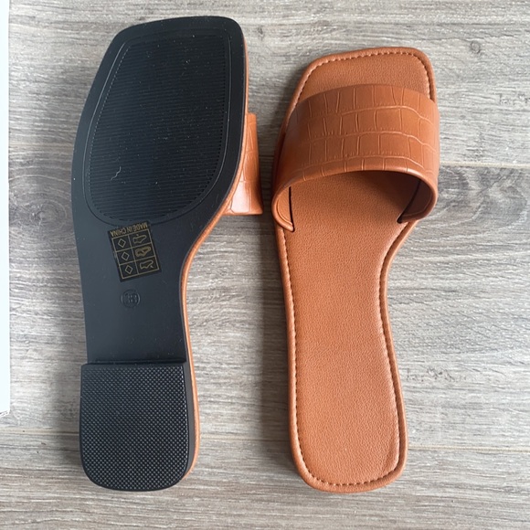 Brown slip on sandals - Picture 3 of 3